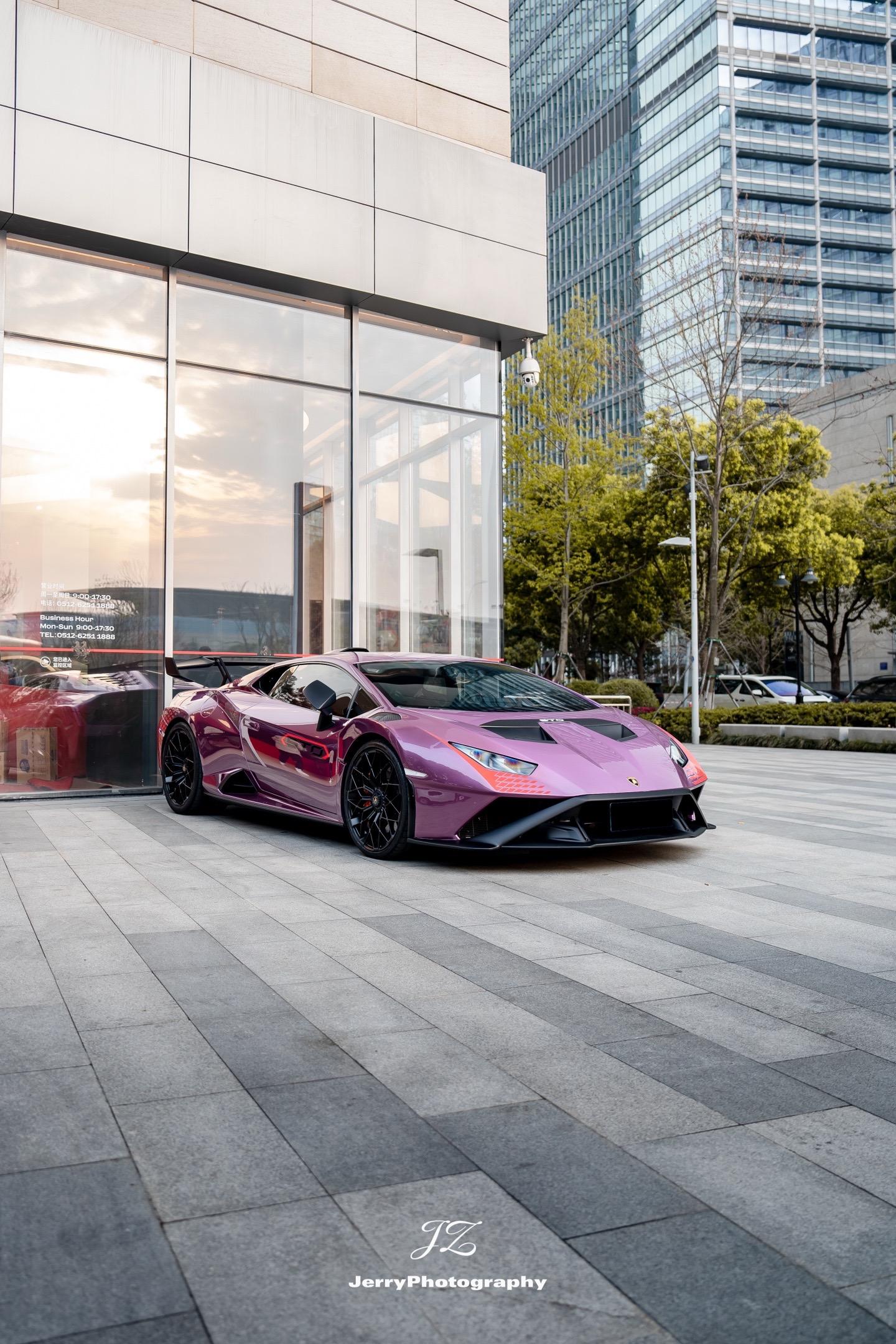 Huracan STO💜🩷。当完美的光线遇到了完美的颜色！
