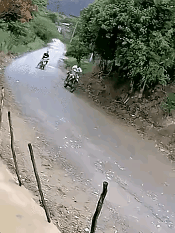 无论什么样的车祸，只要鞋掉了，大概率也挂了！不过，这位骑摩托车的小伙子，只飞出去