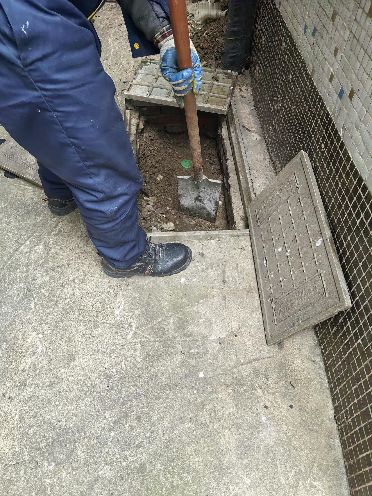 今天巡楼发现了个奇葩事，有栋楼的楼顶在往下滴水，我便赶紧让工程师傅来看看，当他想