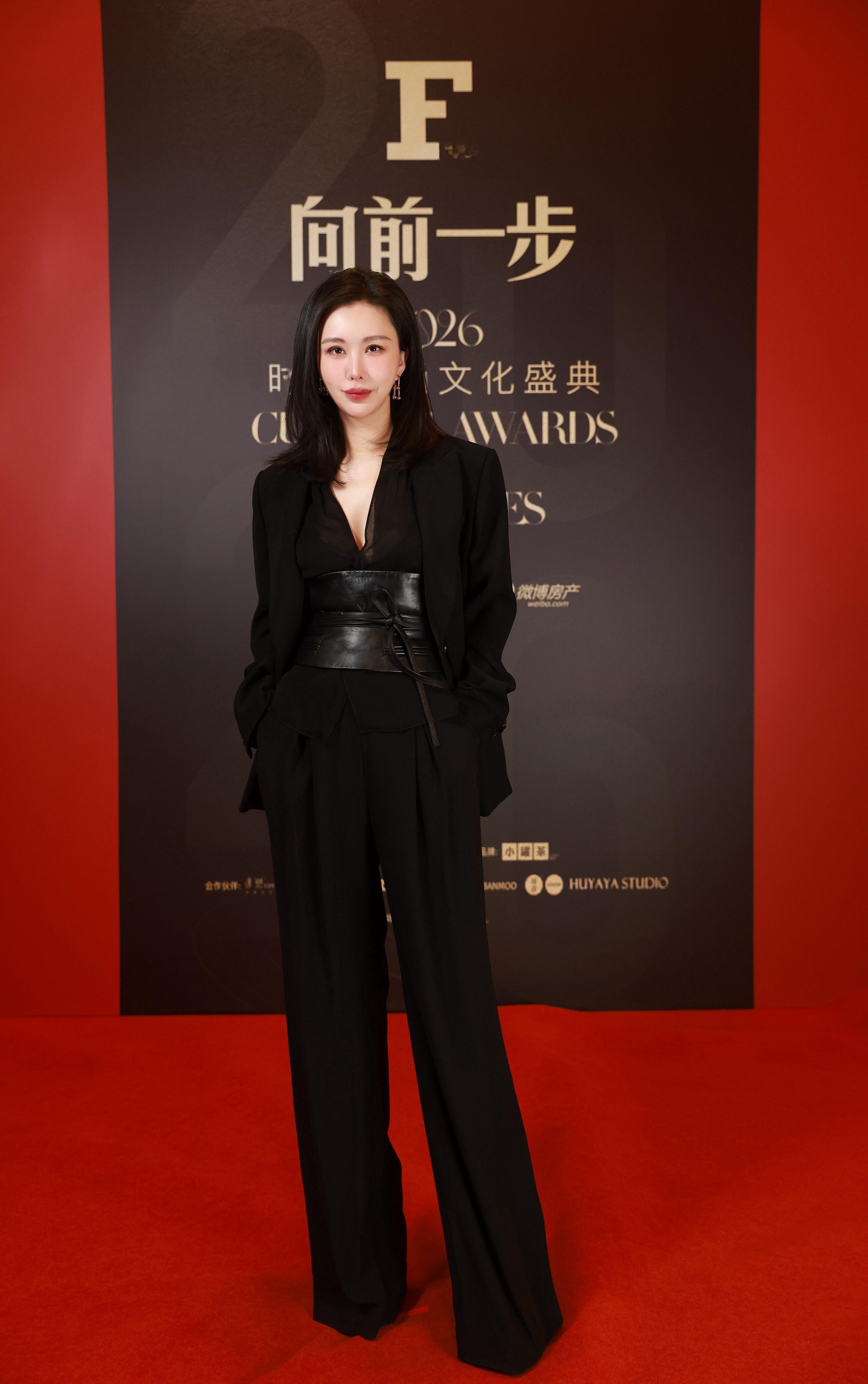 田朴珺F风尚盛典首亮相 田朴珺风波后首亮相F风尚盛典，西装飒到犯规！领奖发言简短