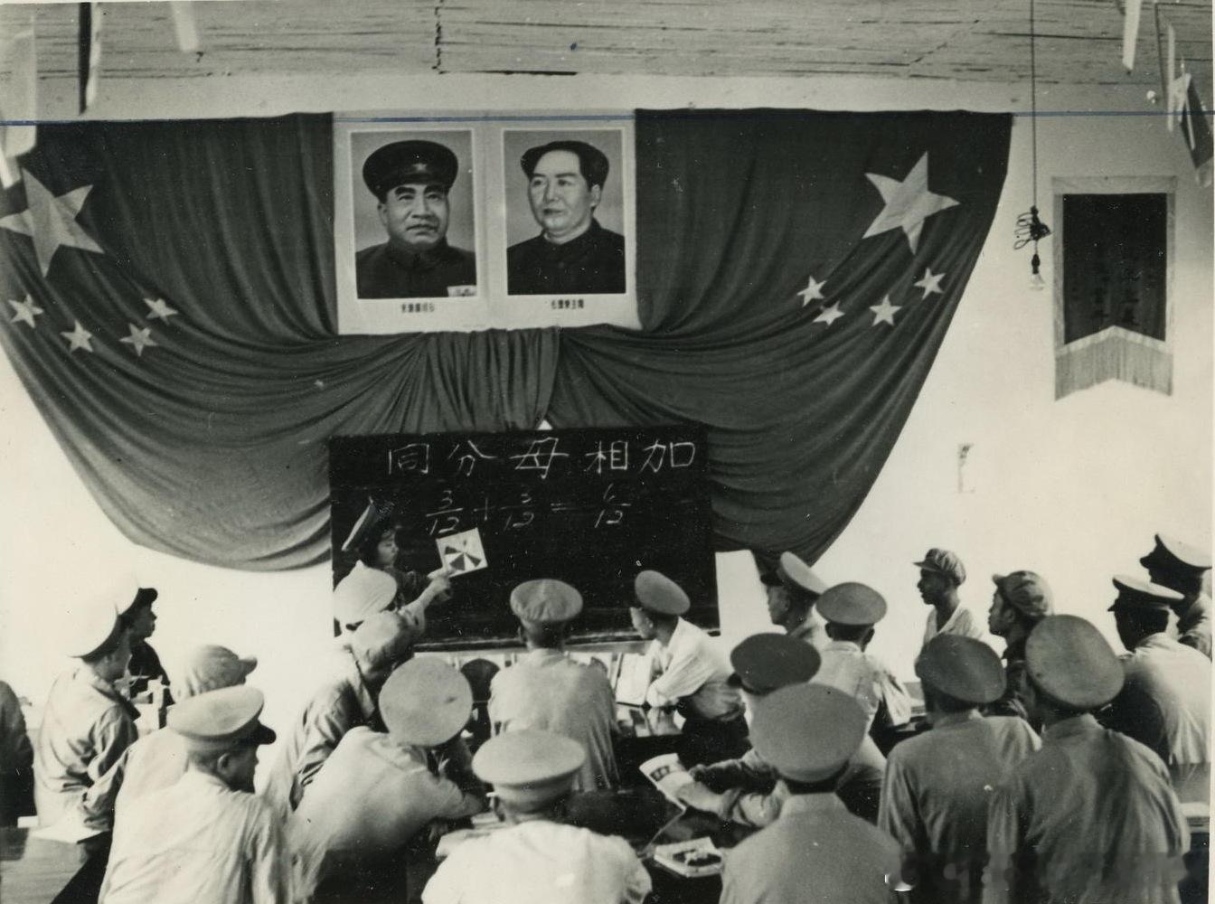 1952年西南军区文化学习中川东军区文化教员曾俊用教具讲解同分母相加的意义，使学