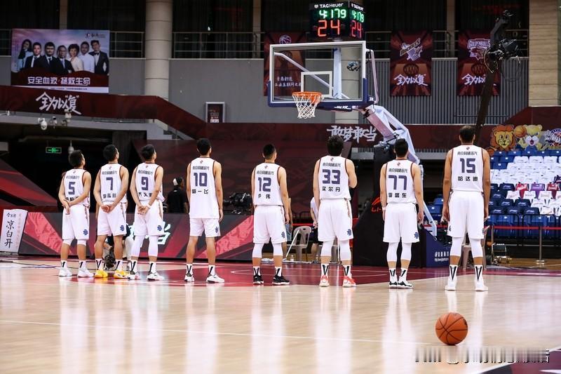 CBA赛场上的精彩瞬间 CBA赛场上从不缺精彩瞬间。常规赛第20轮，同曦主场对阵