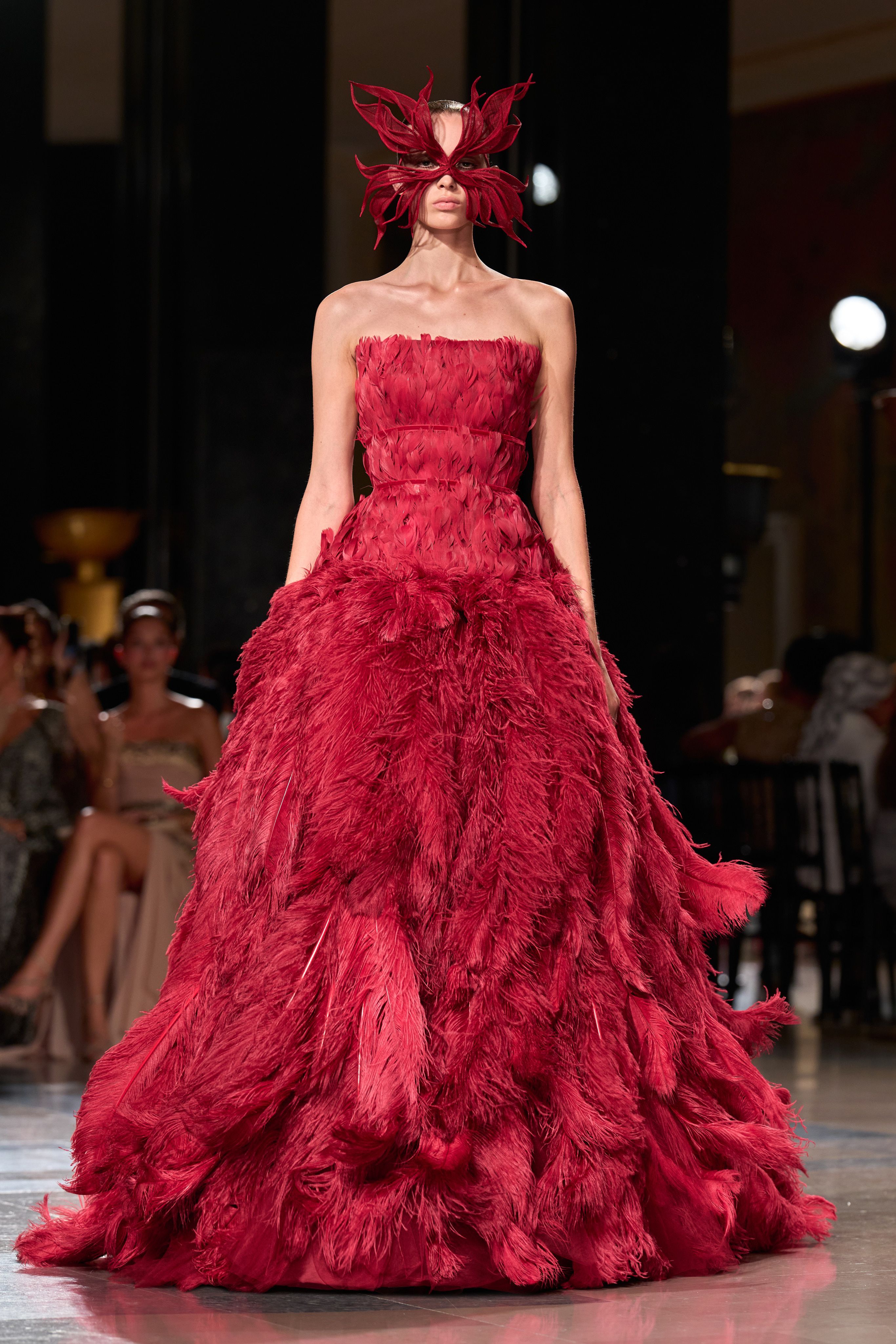 Elie Saab 这件红羽裙已经被lulu 穿走了 