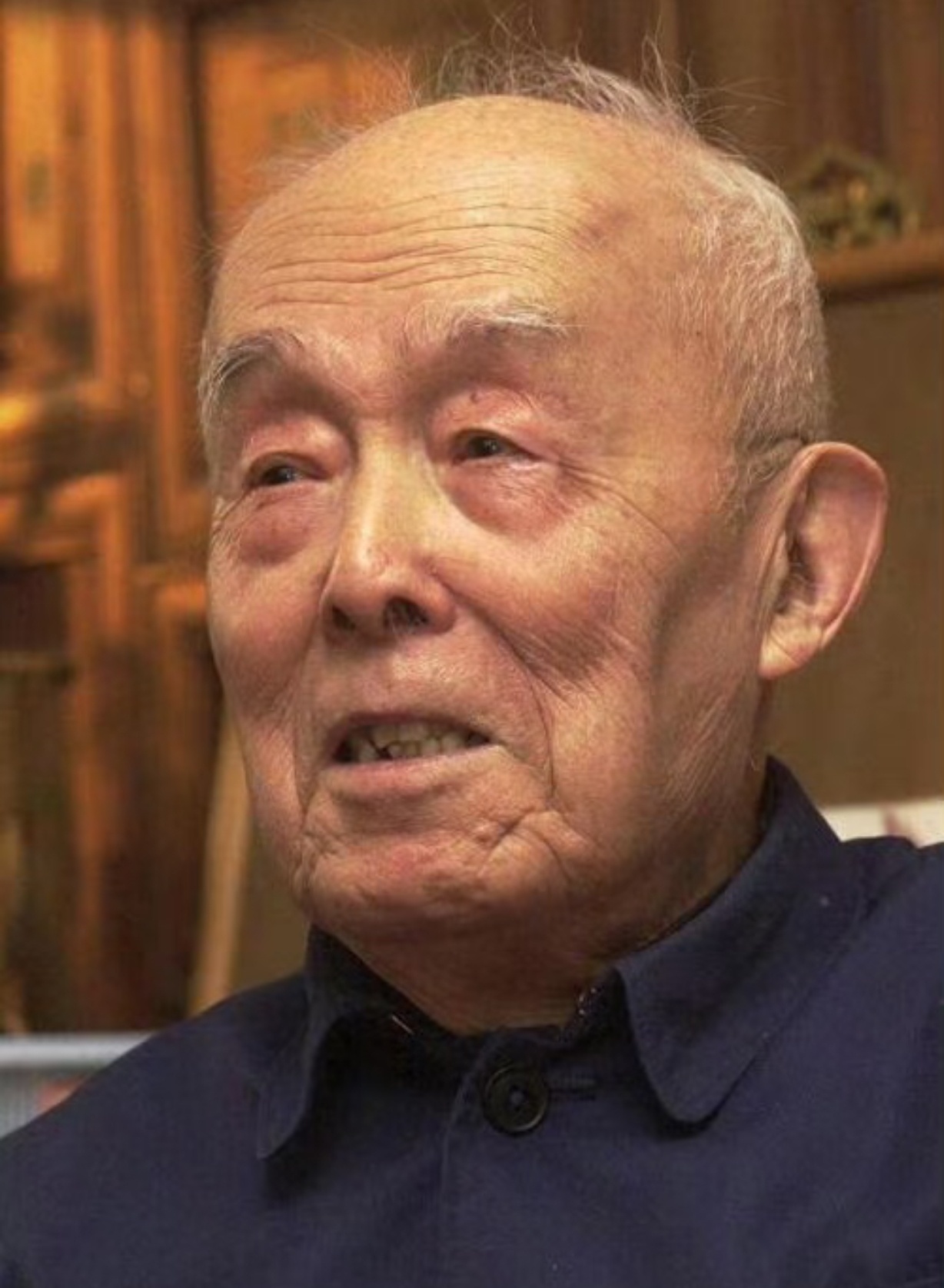 所谓群众眼睛是雪亮的，是一种纯粹忽悠。就是给群众带了顶高帽子，群众是没有眼睛，也