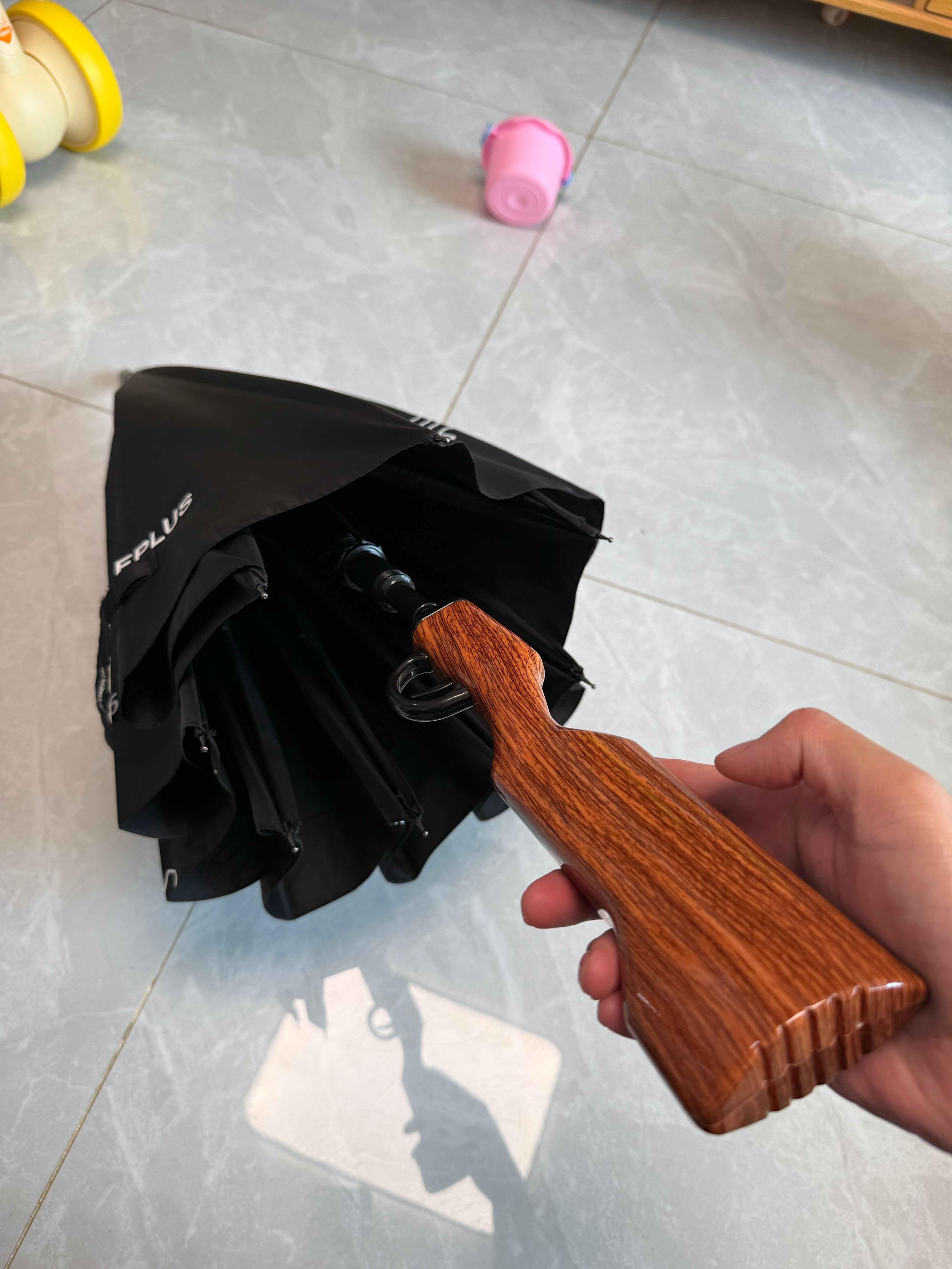 一加手机的新品，也就是说一加 Ace 6 至尊版的邀请函很特别！一个「枪型手柄的