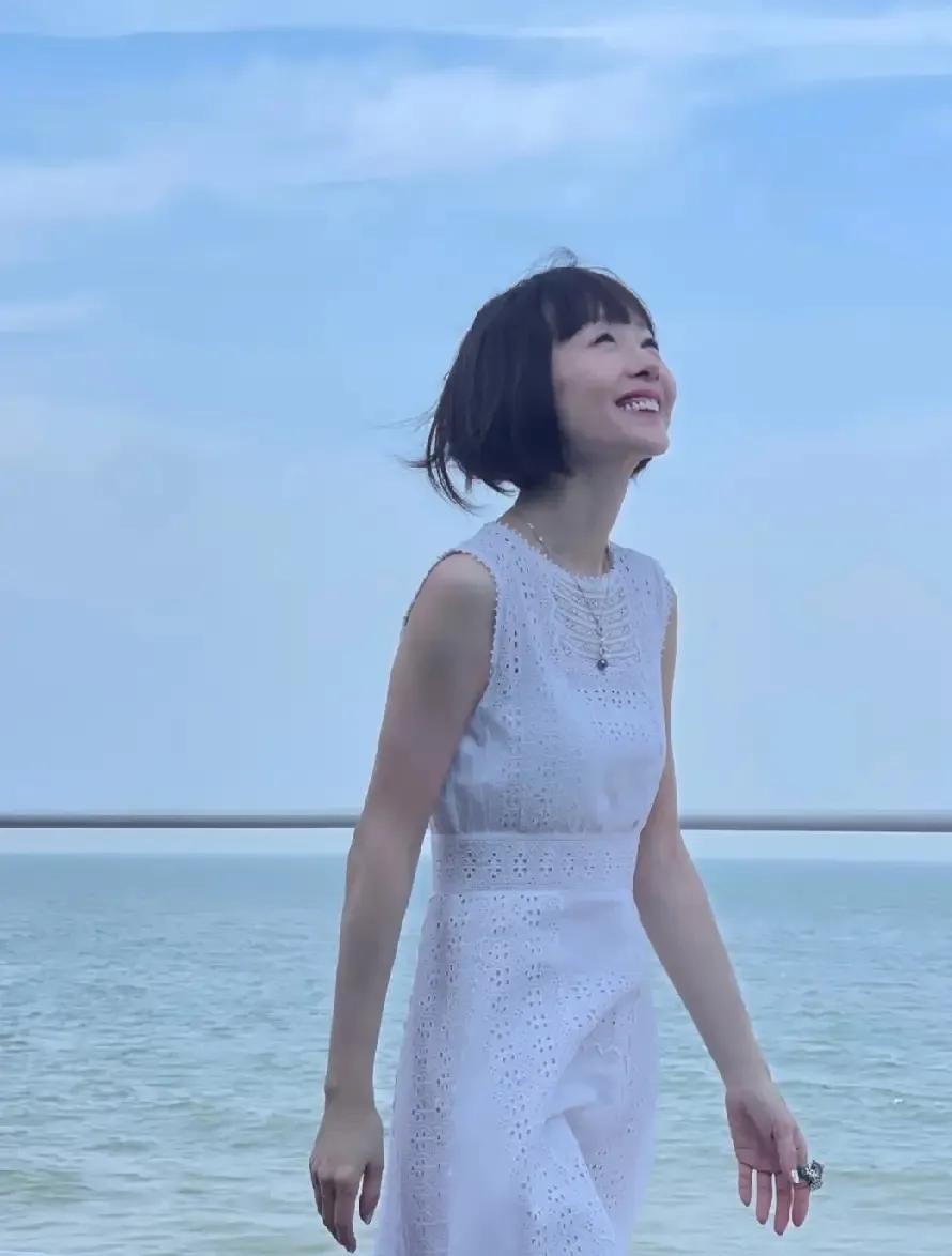 陈鲁豫海边这一身白色镂空套装，也太有度假氛围感了✨
一身干干净净的白，镂空蕾丝面