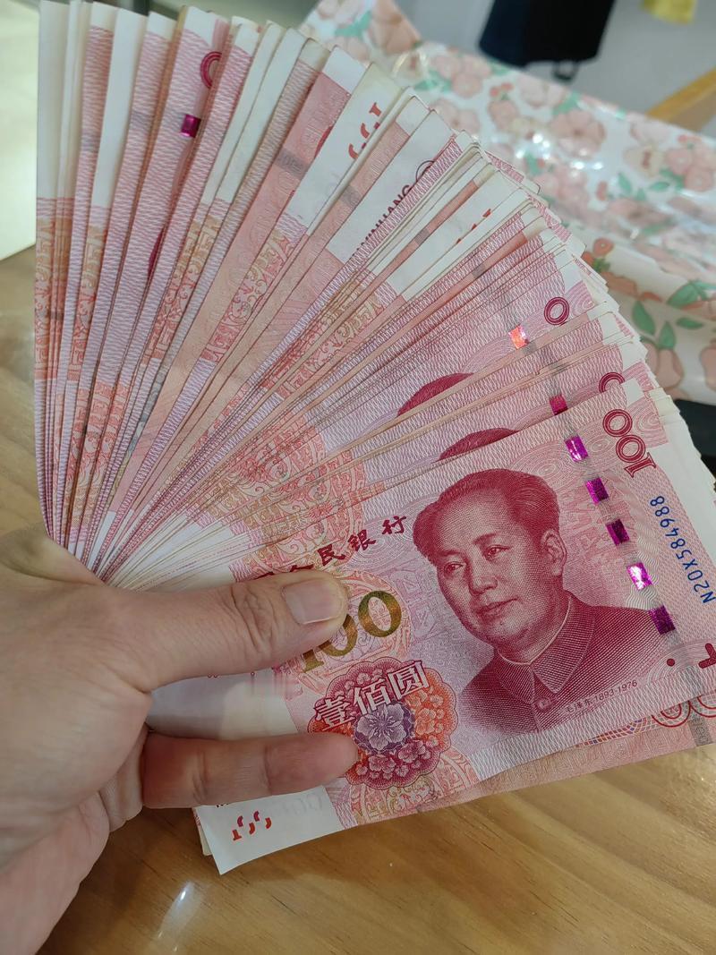 老年人真有意思，每个月一发工资，第二天一定要取出来。
每天还要把钱放在她自己认为