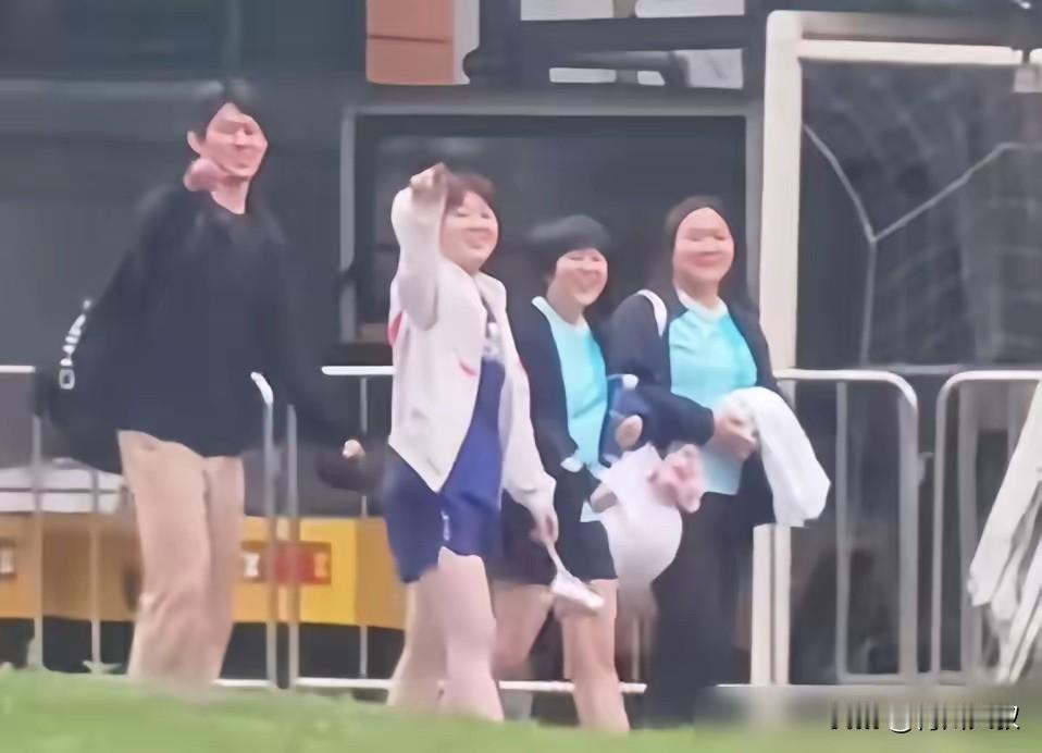 蒯曼是被偷拍还很高兴的球员吧？

昨天有派代拍到蒯曼和小蘑菇一起下训的照片，
蒯