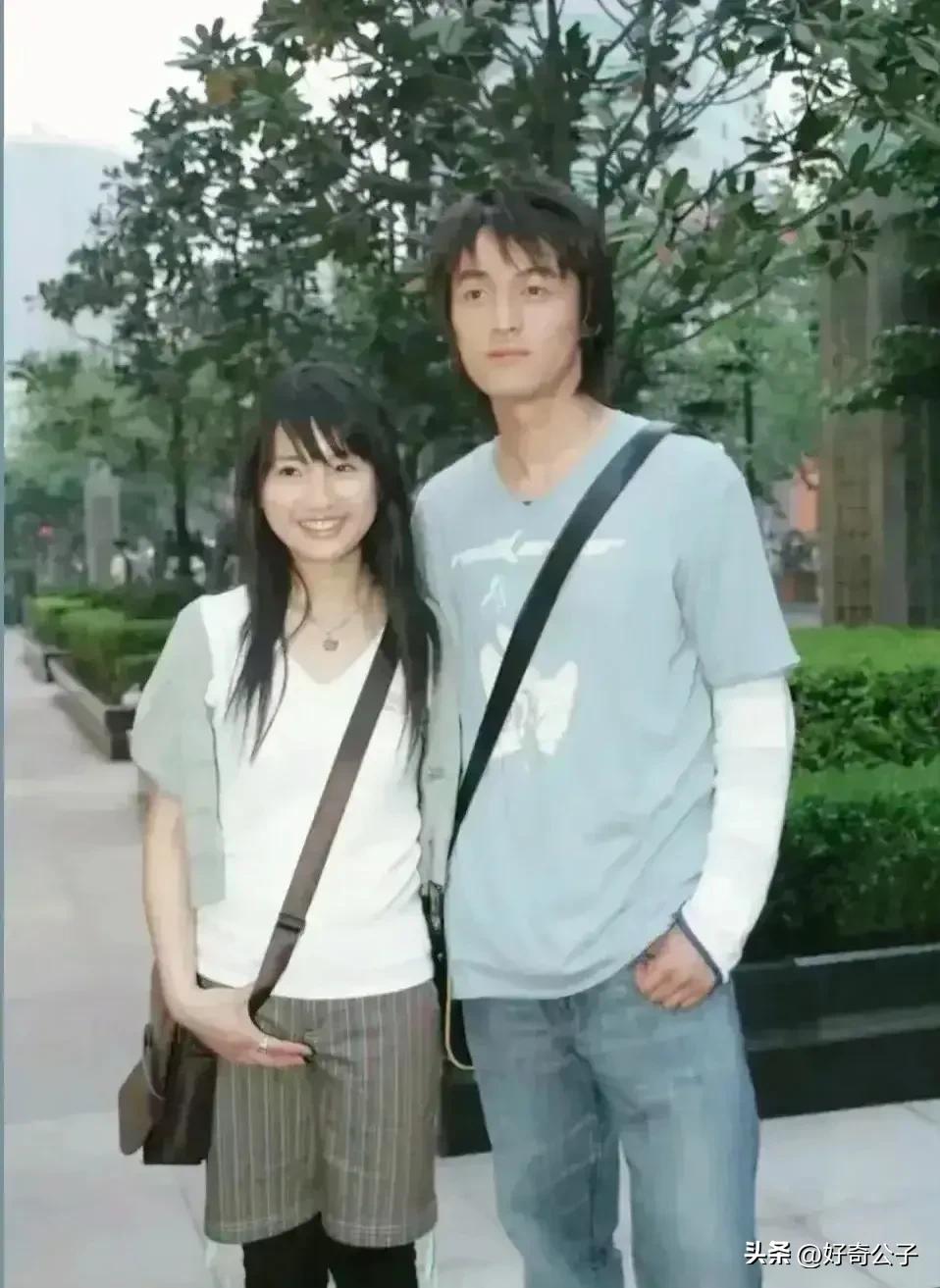 胡歌青涩旧照，留长头发，边上的美女是何人？