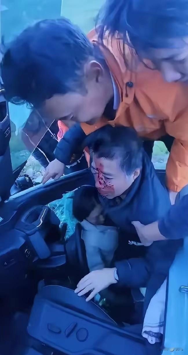 瞬间破防！4500米西藏高原，男子路边刷牙遇车坠崖，徒手攀死崖救回一家三口

林