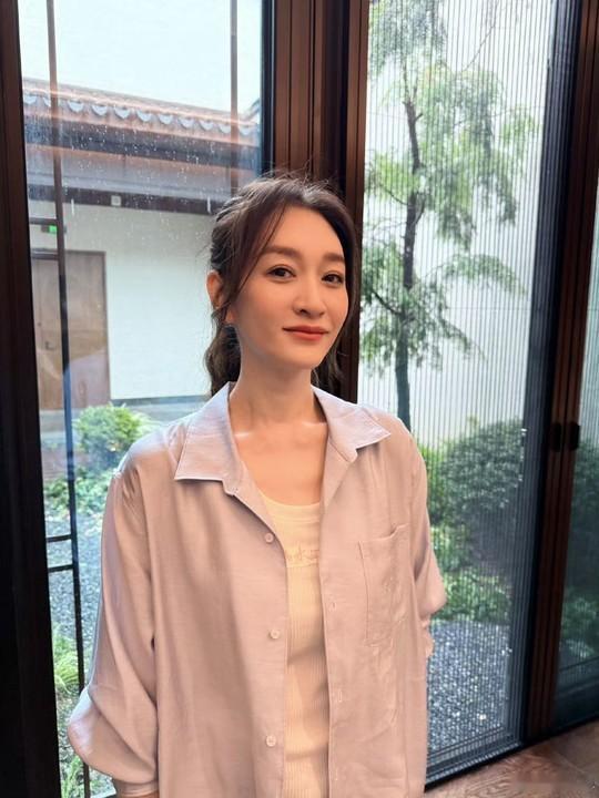 娱乐[超话]李小冉回应近期争议李小冉说不想收敛光芒 李小冉发文回应了近期争议，说