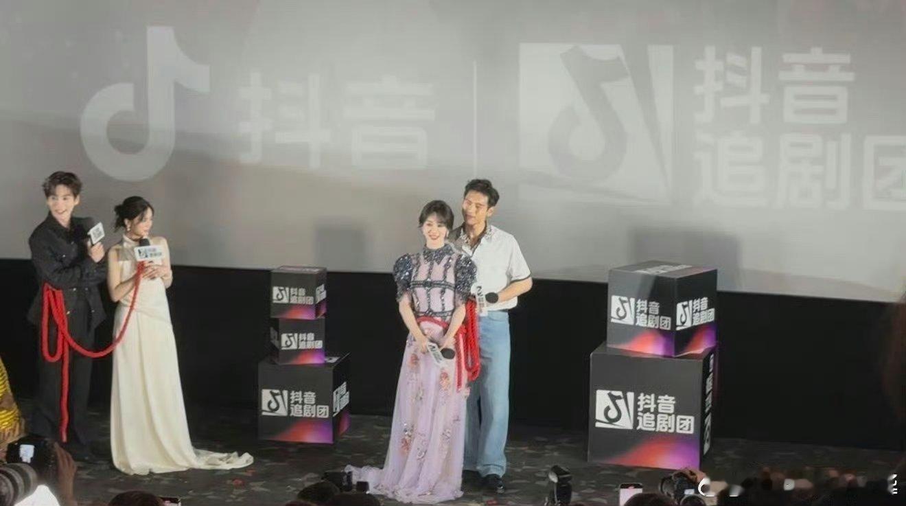 杨紫李现现场抱了 家人们，杨紫李现拥抱杀我！《锦绣芳华》售后太顶，这波糖我能嗑到