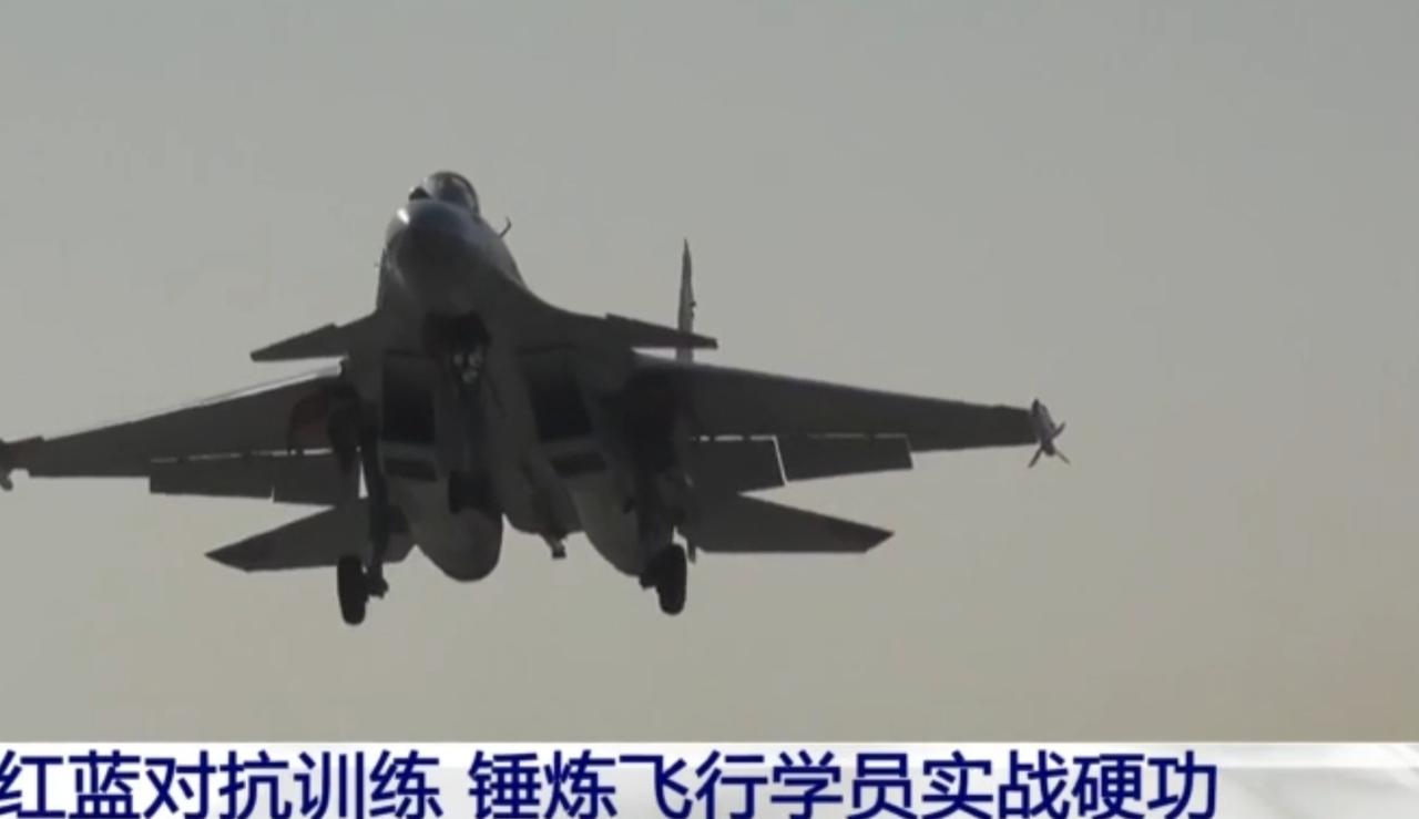 在海天之间，一场实战化红蓝对抗训练正激烈展开。飞行学员驾驶战机呼啸升空，在“敌”