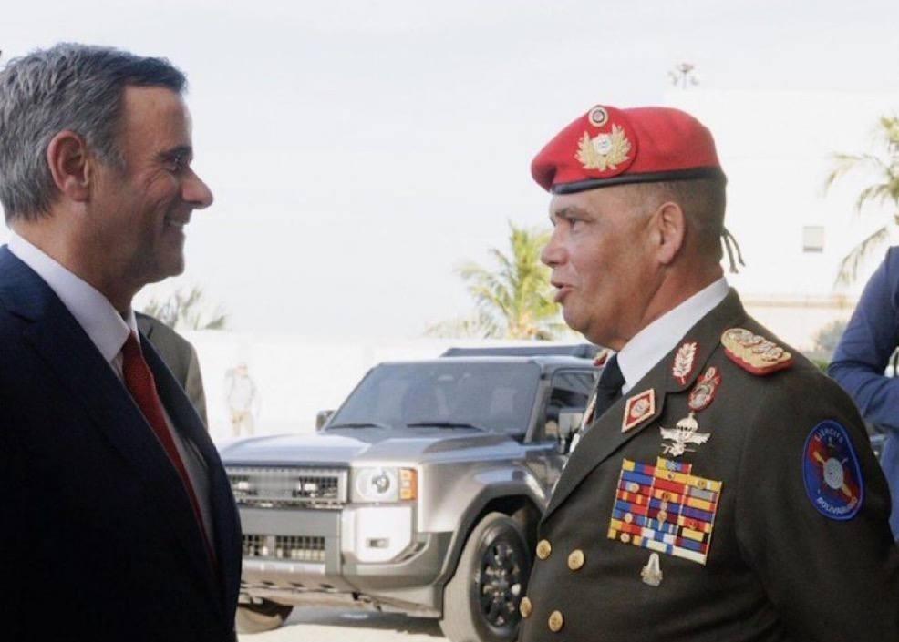 前几天好几架美国政府的专机秘密飞抵加拉加斯，现在证实，中情局局长确实去和委内瑞拉