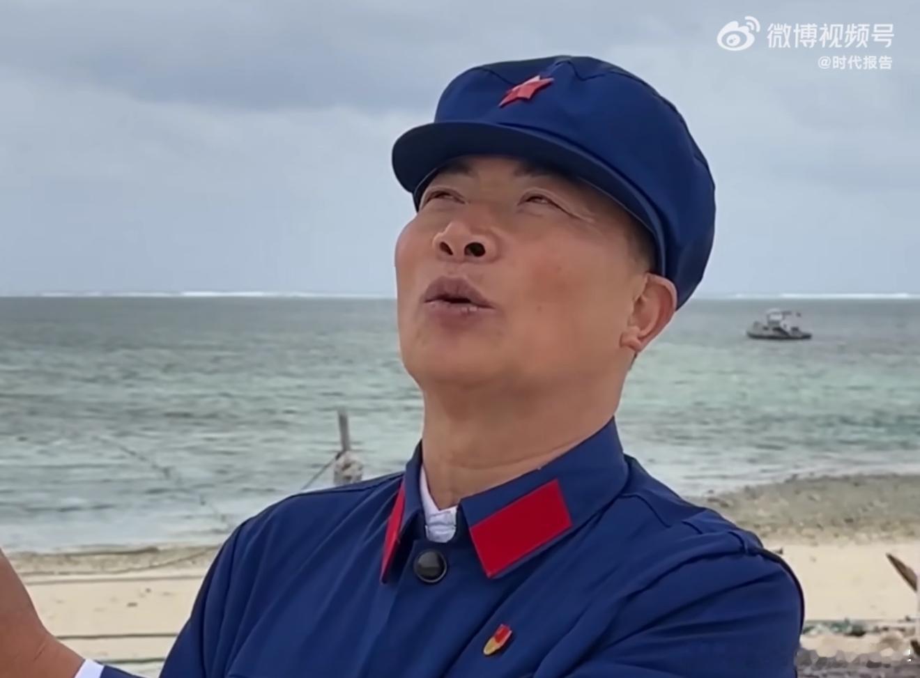 老兵在西沙升起新年第一面红旗  离开了那么久，想念了那么深。老兵重回西沙的那一刻