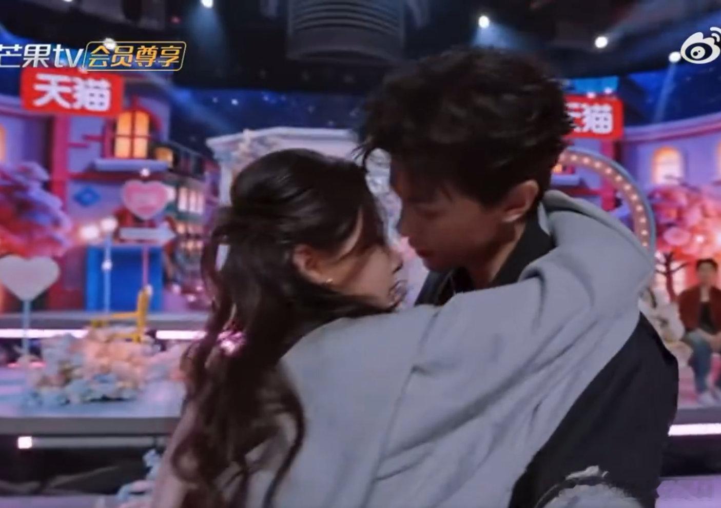 孔雪儿邓凯好六借位吻孔雪儿邓凯好六开场舞有借位吻 孔雪儿邓凯借位吻好甜，同框氛围