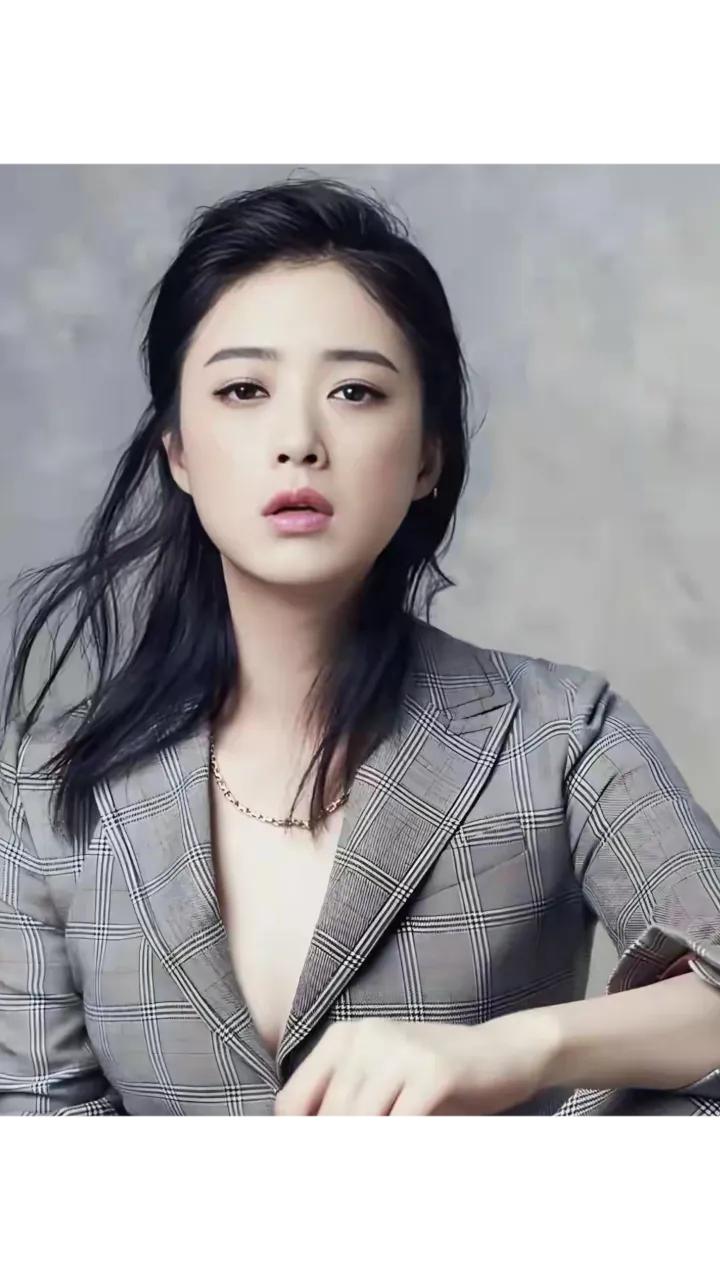 蒋欣：坚守自我，不迎合的审美态度赢得认可

在娱乐圈这个追求极致美的舞台上，蒋欣