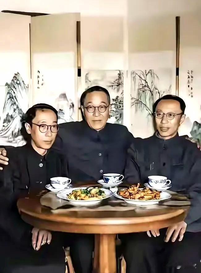 六十年代初北京，一张十分罕见的家族老照片。​​溥杰获得特赦回到北京之后，溥仪便和