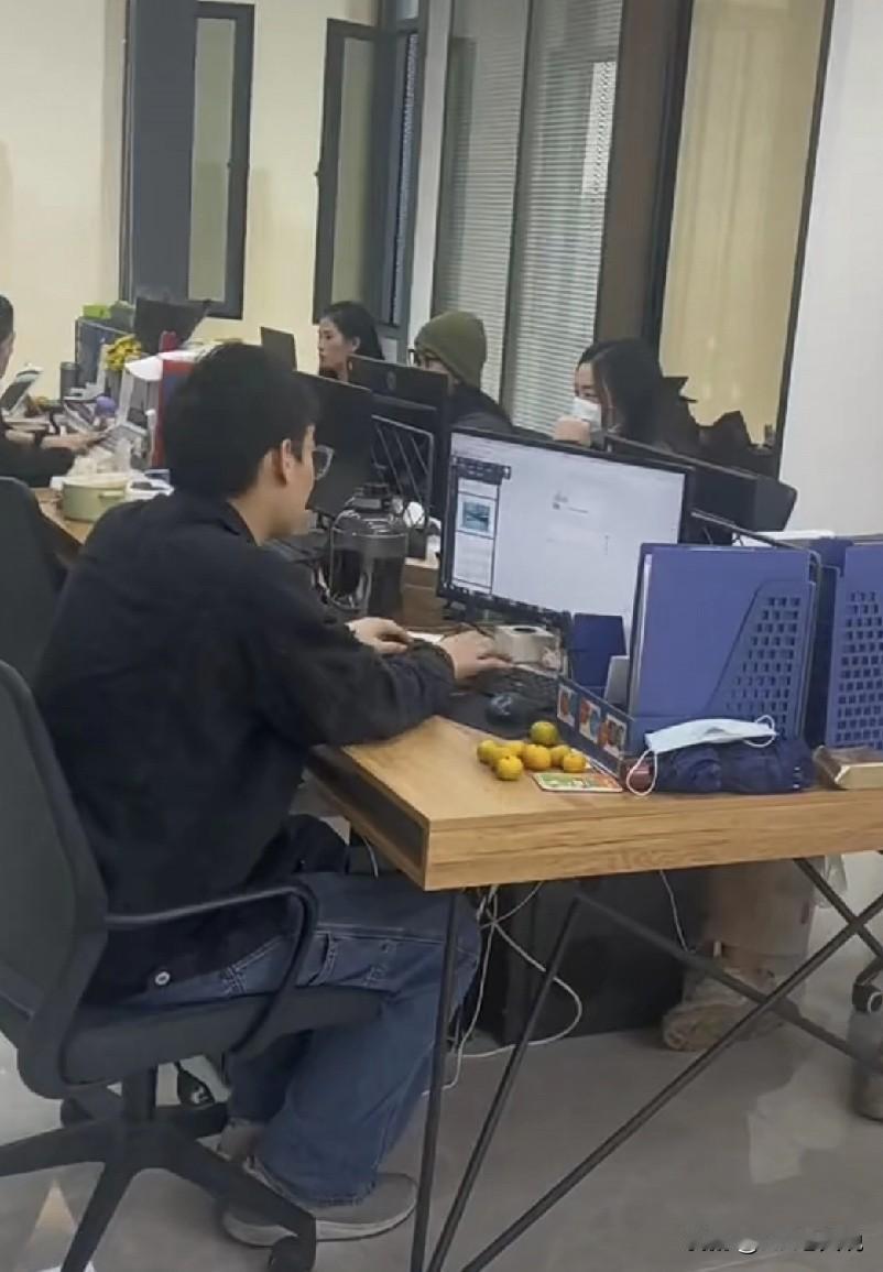 说句难听的，绝大多数打工人(当然也包括我），不管你是在大厂还是小公司，尽头都注定