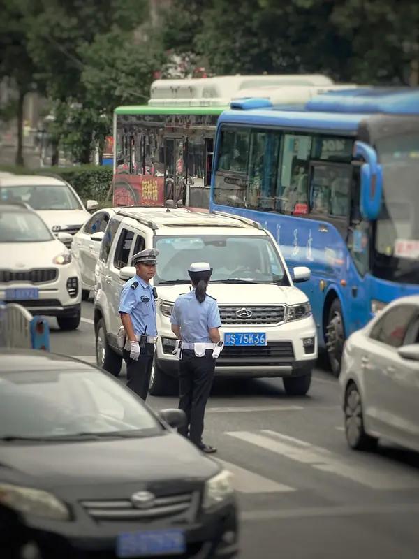 网络上对公家人员恶意满满，烈日下指挥交通的警察，不值得尊敬吗？

大家发现没有，