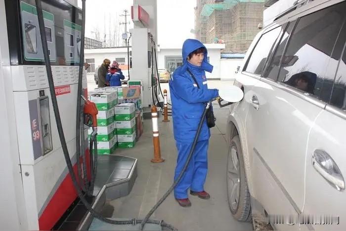 国内汽柴油价格下调，加满油箱少花2.5元，车主出行成本再减负。11月24日24时