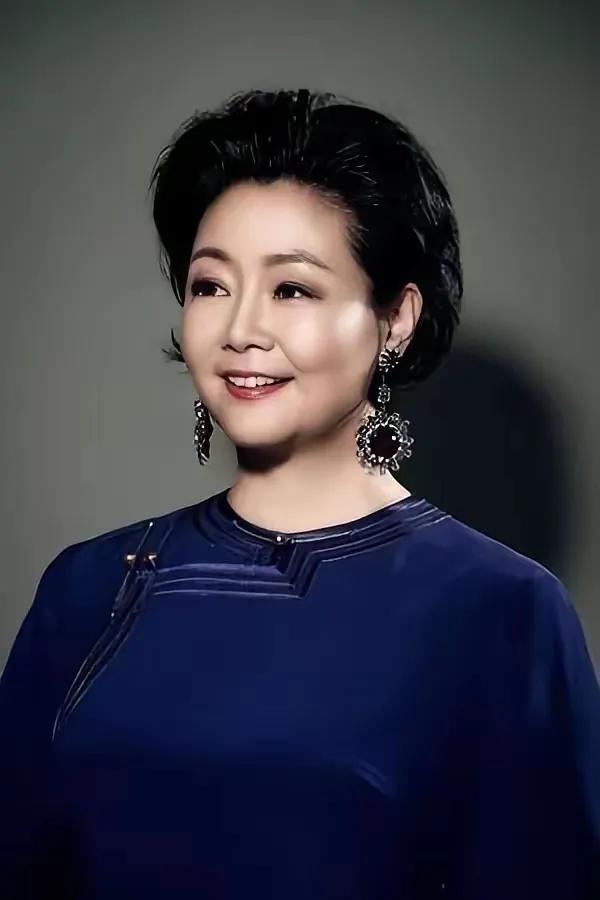 被萨日娜的荧屏形象给误导了，她可不是什么丑女，认真打扮之后很惊艳！都说少数民族出