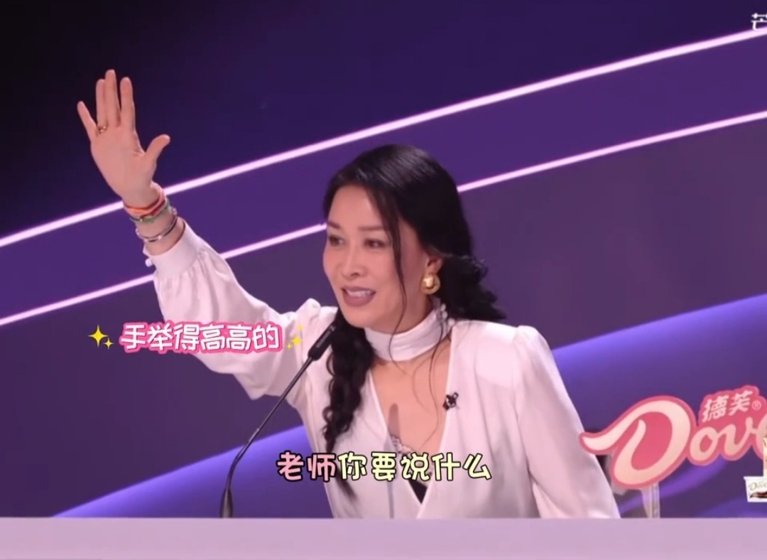 何炅被那英举手吓得ptsd了英子下次别举手了何老师都PTSD了hhhhh，每周周