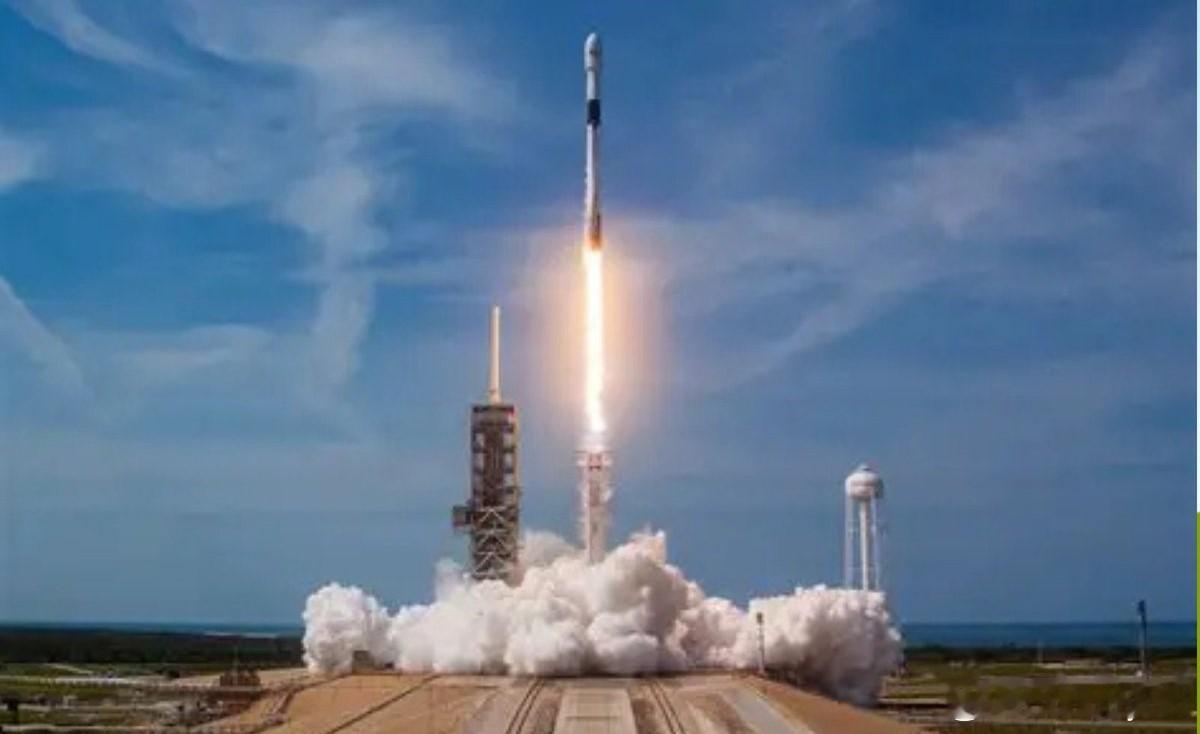 人类科技将在月球留下新印记！SpaceX火箭残骸即将撞月海外新鲜事 8月4日，一
