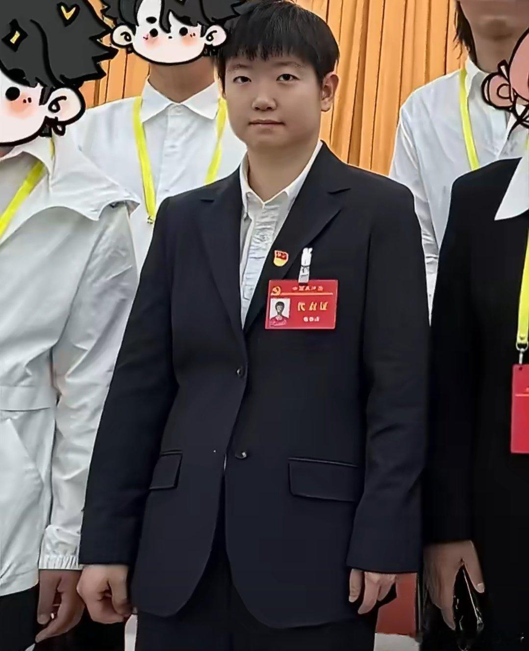 西装莎刷屏全网！孙颖莎正装亮相气场拉满，世乒赛夺冠后解锁全新身份反差感拉满近日，