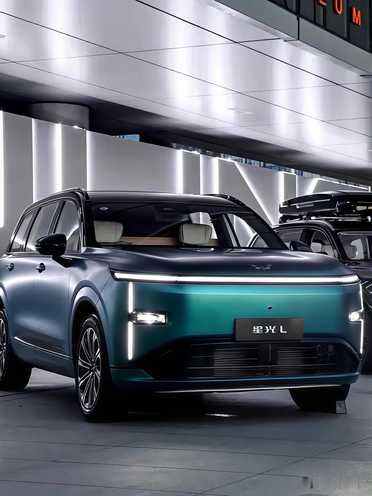 星光L是五菱推出的11万级插混六座家用SUV，主打2+2+2真六座，上市权益价1