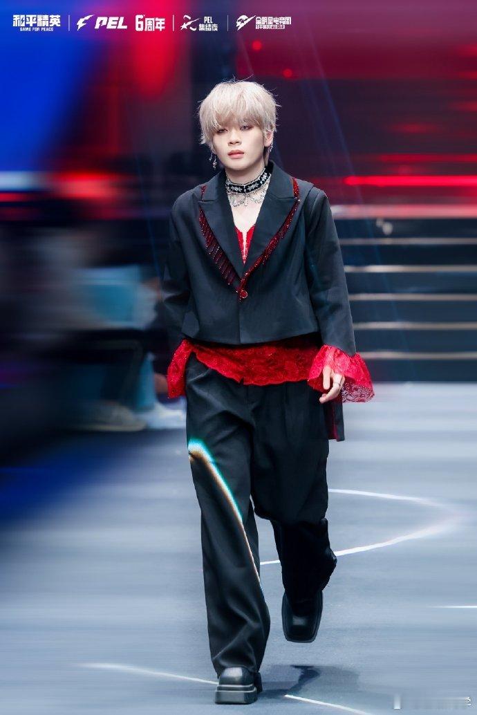 PEL集结夜权威穿搭大赏一秒穿越PEL魔法秀场 猫猫一袭白裙配神剑美到失语，花瓣