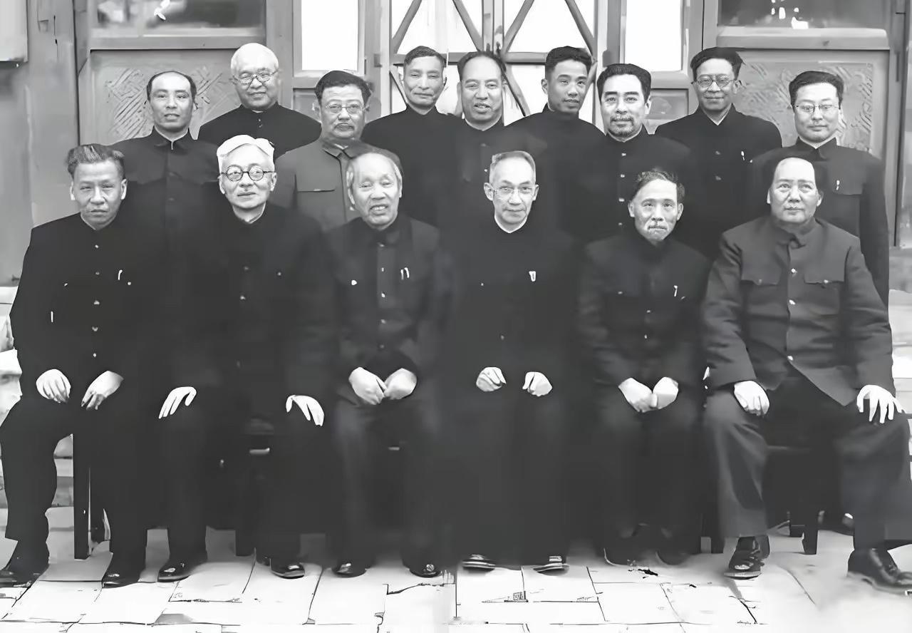 这才是老一辈领导人的格局和精神…
看到领导人们和老年人合影
毛主席坐在边上
周总