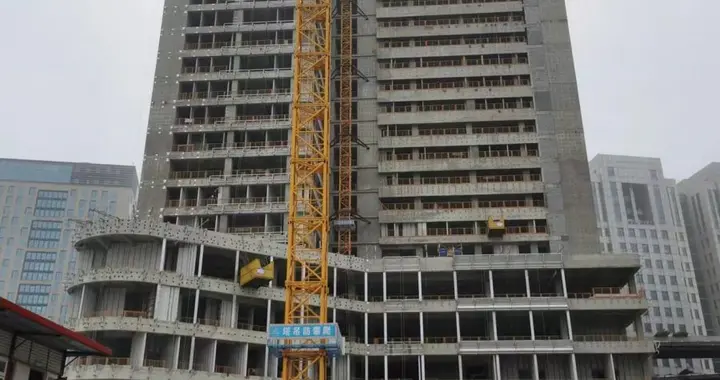 地下3层地上23层高度98.55米！青大附院国际医疗中心已完成封顶，将进入安装和装修阶段