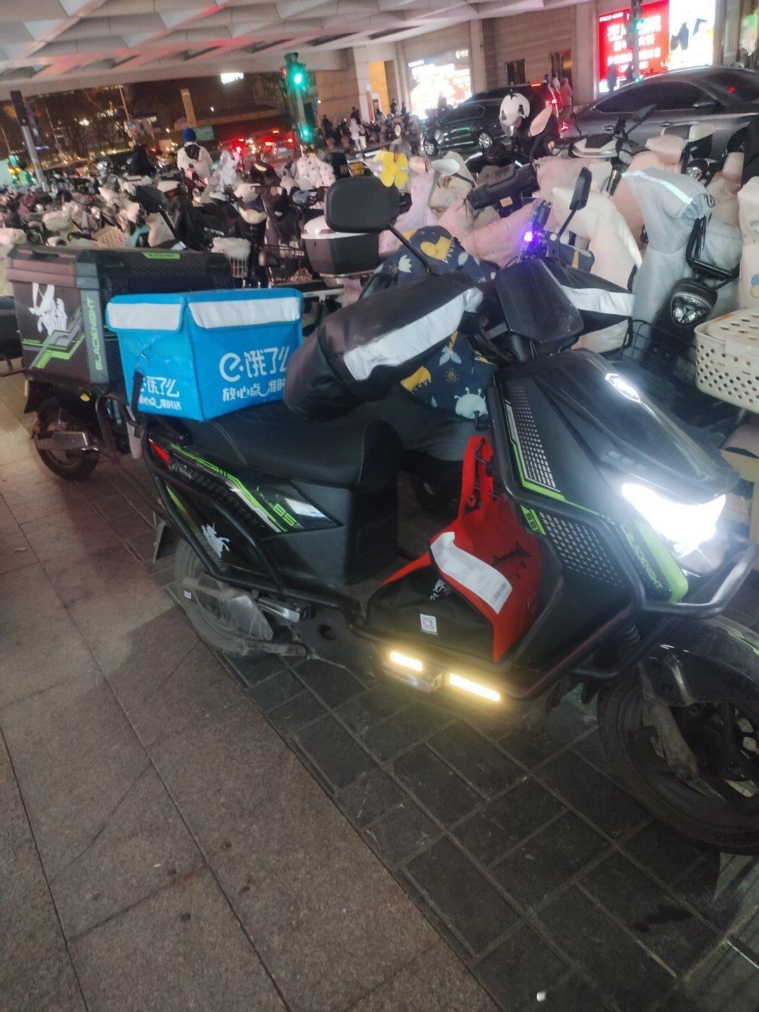 淘宝闪购骑手使用超标电动车速度65码，严重影响行人，车辆出行，扰乱社会治安，年底