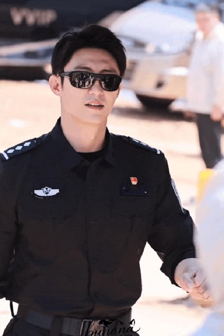 目前黄景瑜在爱奇艺还有3部待播剧的存货：《重器》《斗贼》《明川有知夏》（在拍）4