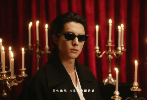 家人们谁懂啊！看到这个MV我还以为王鹤棣又接新电影了。那构图，每一帧都能当壁纸；