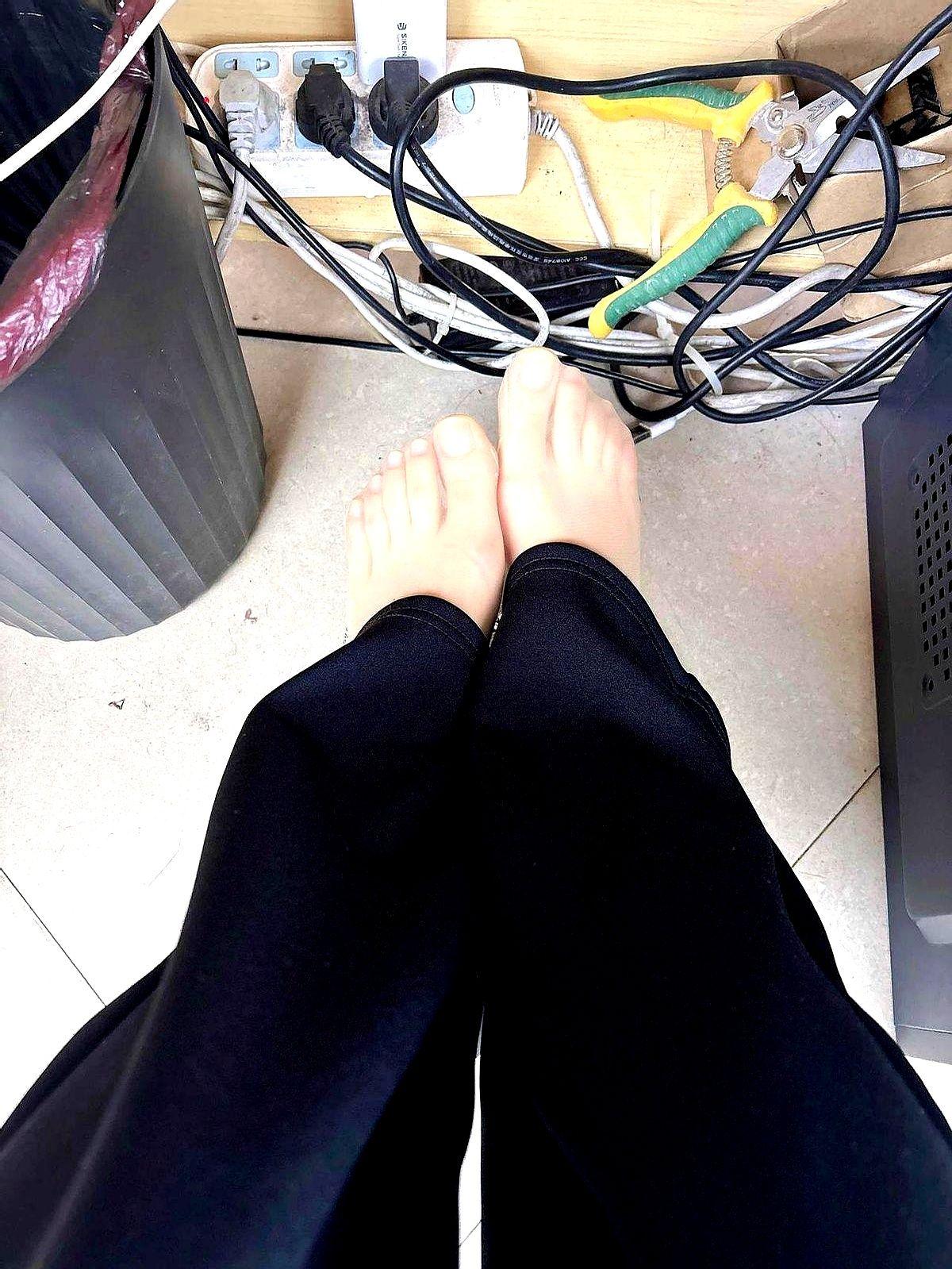 拍照时米白漆面把光全

小Z把鞋换成哑光咖色，手机放低一寸，脚背线条立刻收进去，