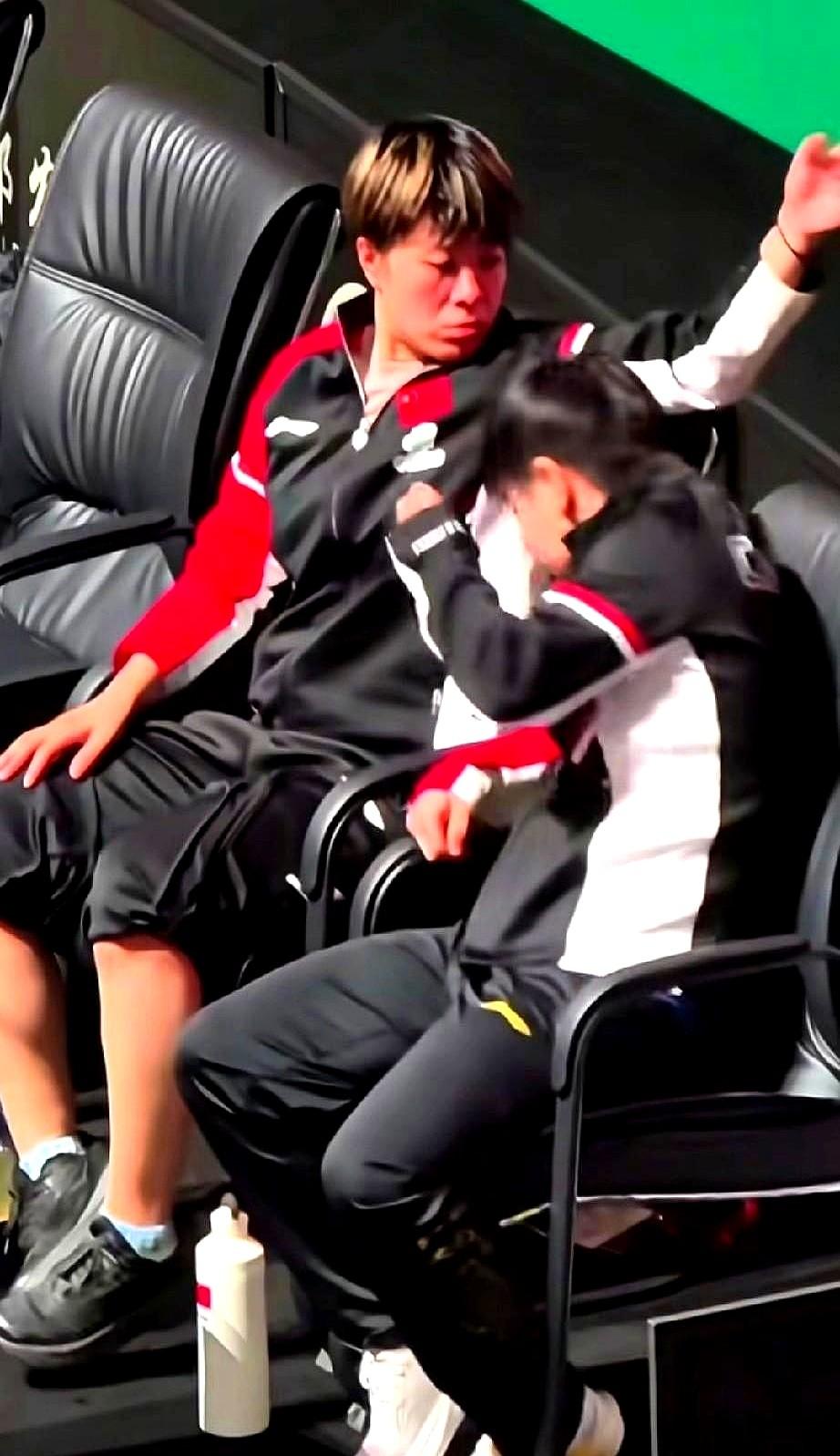 有一种保护，是身体的本能反应。

2023年WTT新加坡大满贯赛，女双对上日本的