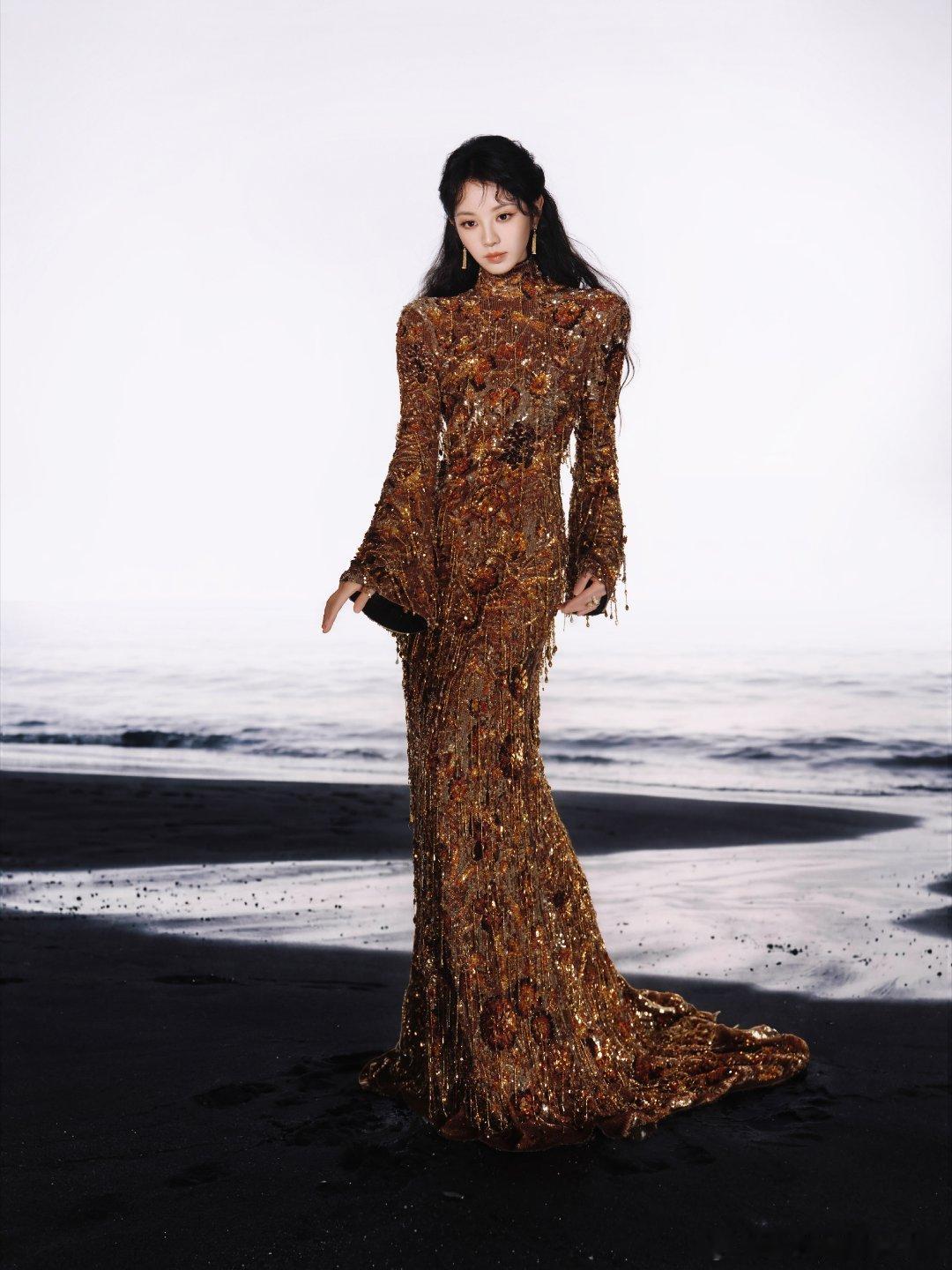 田曦薇周也星光大赏活动造型出图，金碧辉煌✨ 