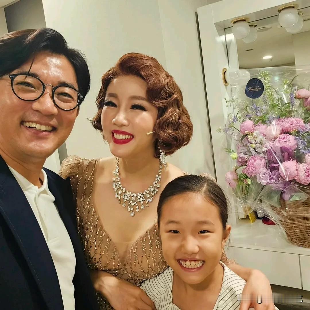 13日，演员安在旭在自己的Instagram上上传了多张照片。公开的照片中，崔贤