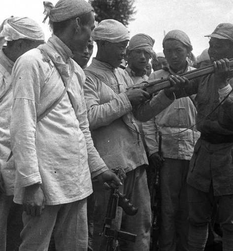 1942年四名伪军正在理发馆里理发，民兵队长发现后按约定暗号，抬手把头一摸，其他