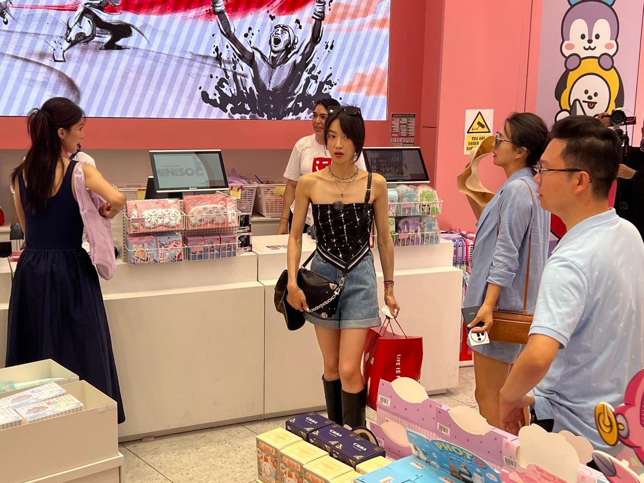 #花少团巴黎路透生图##在巴黎香街偶遇花少团#花少团在巴黎逛名创被偶遇了，生图都