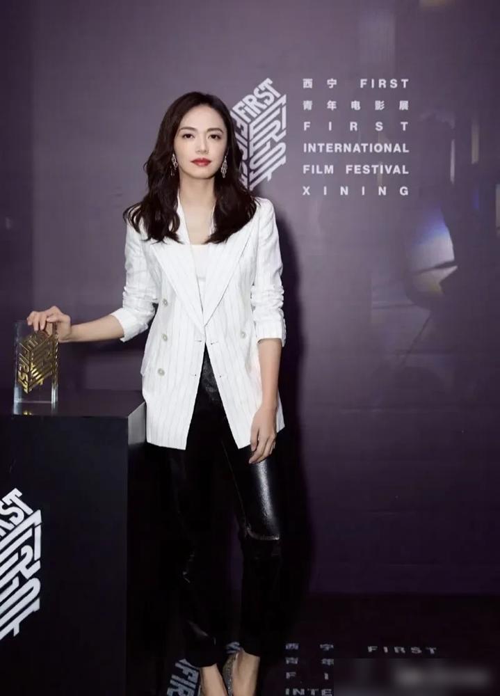 姚晨和曹郁官宣离婚了。
 
声明写得挺体面，说是多年前就分开了，为了孩子没说。现