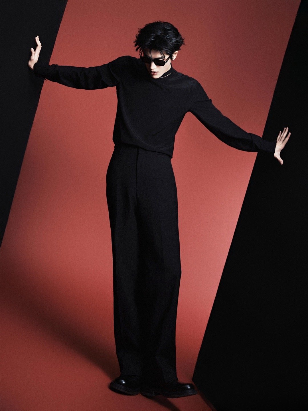 张凌赫今日造型，性张力拉满的一组出发图随便一张都是地广大片，好牛的建模脸