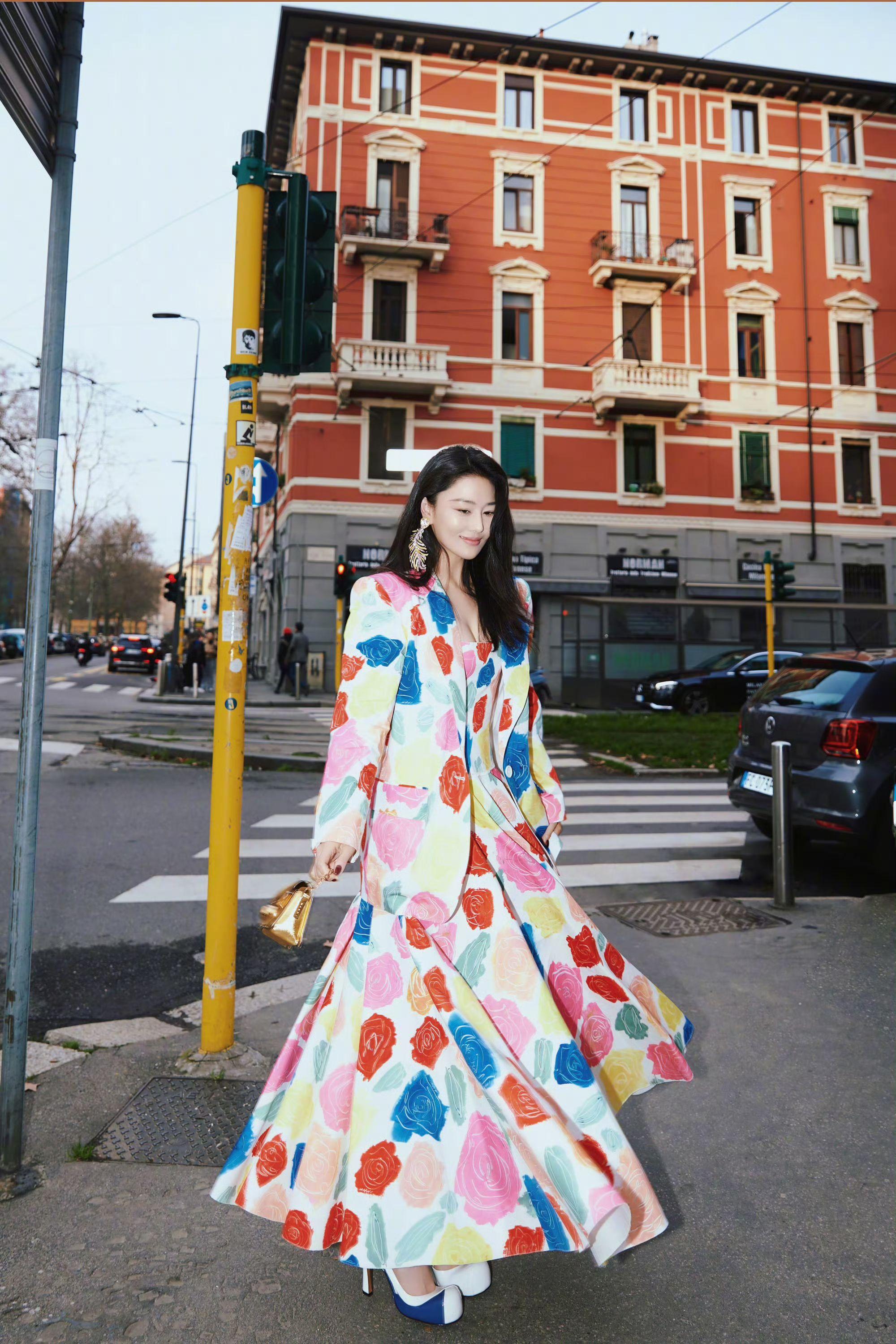 张馨予｜米兰时装周第二套造型。好花好美的姑娘~