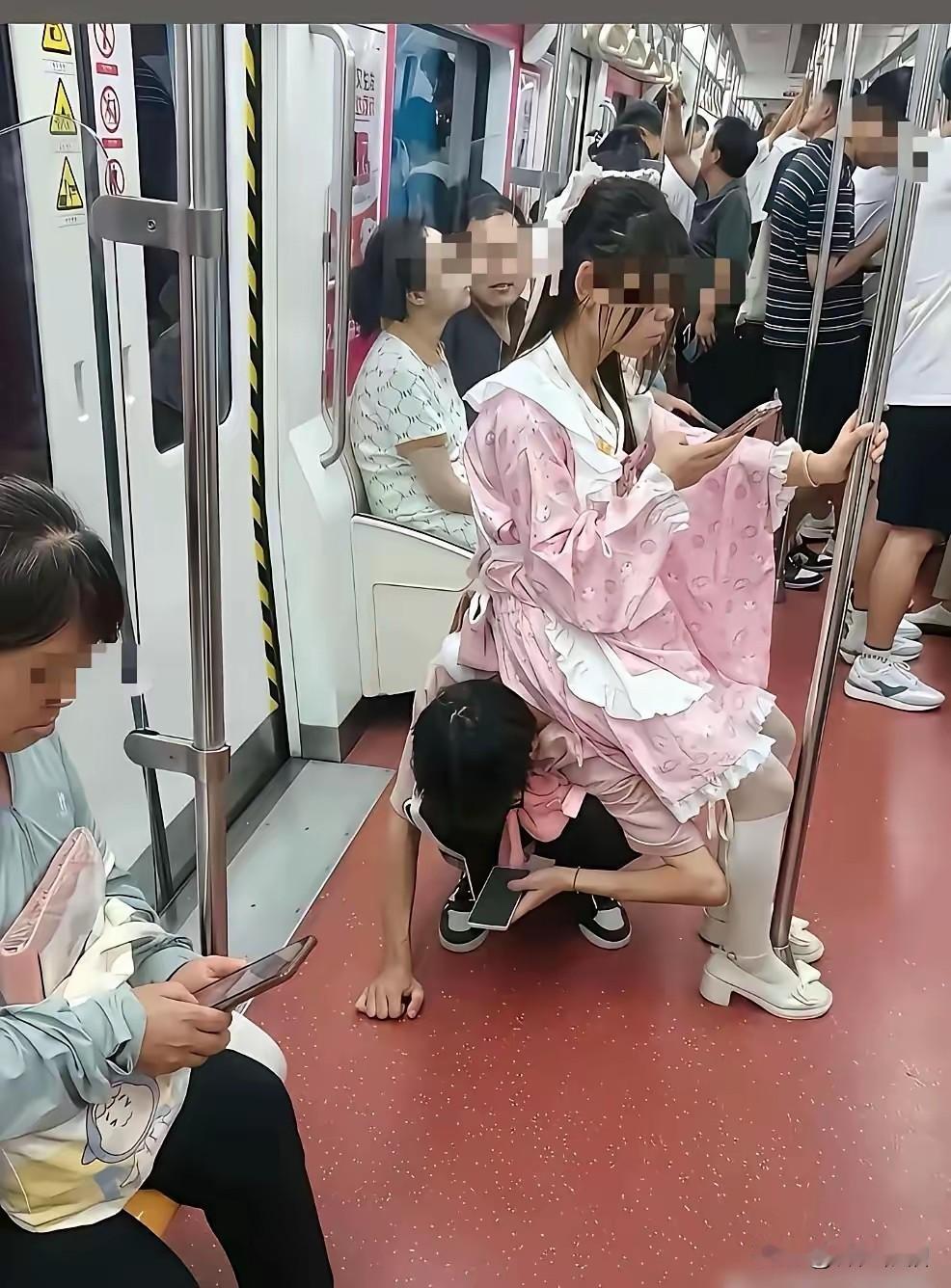 这对恋人，只是男孩爱女孩，而且爱得入骨三分，女孩根本不爱男孩。而且还不屑一顾。原