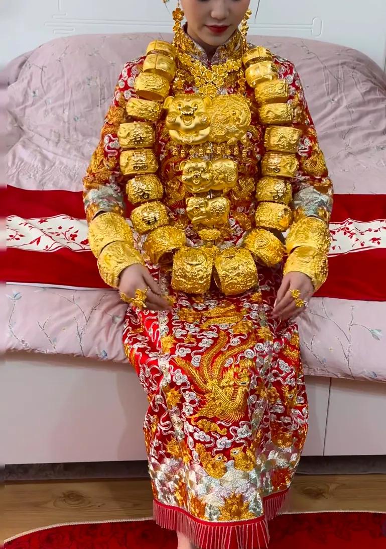 开眼了！这嫁妆无敌了！真金白银的话走路都费劲吧！现在结婚太卷了！年轻人真的结不起