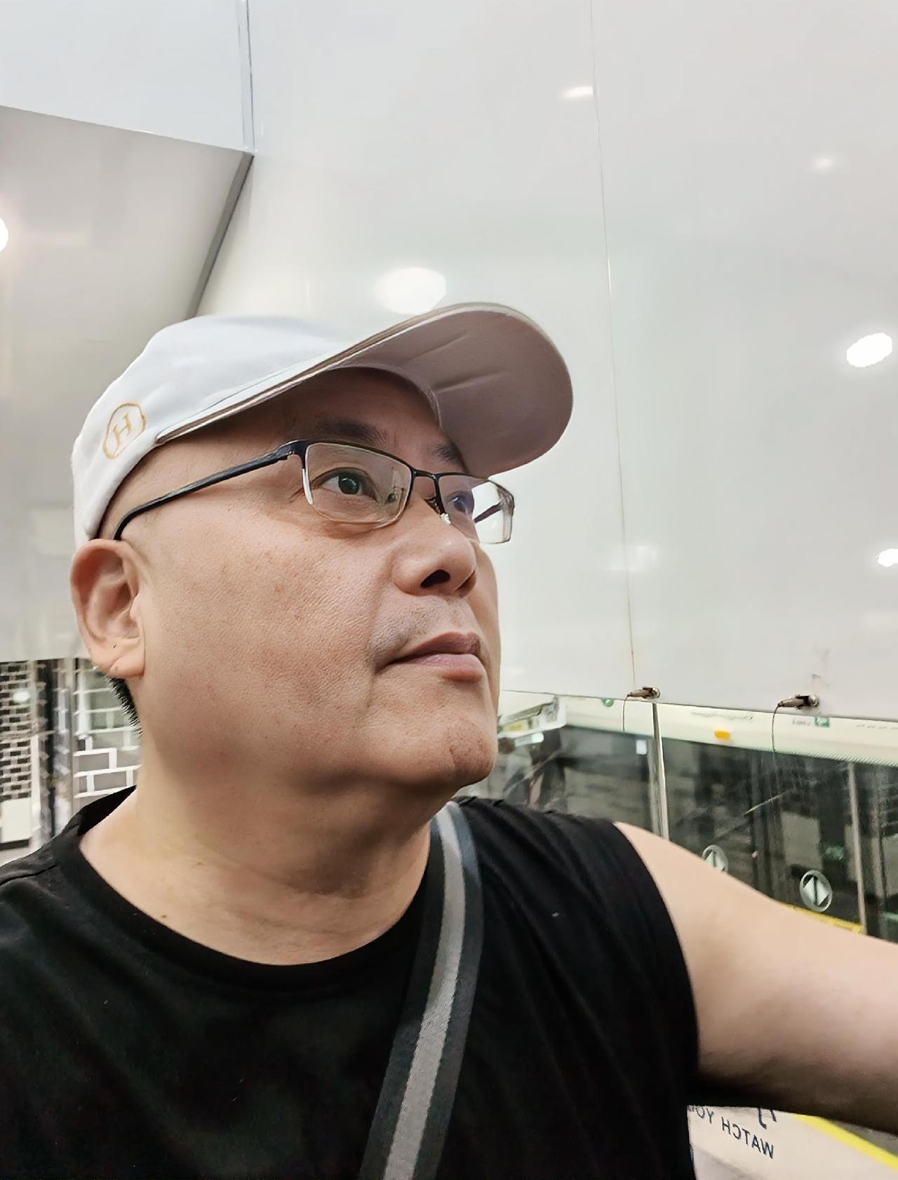 有的网友说，

老王，中年离异后，一个人生活了10多年，已经习惯了，生活起来自由
