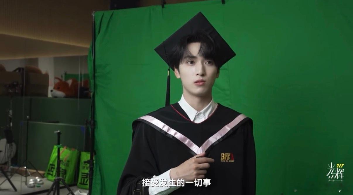 严浩翔纪录片毕业片段 严浩翔为了毕业照五点起床弄妆造，穿上学士服的他太有毕业氛围