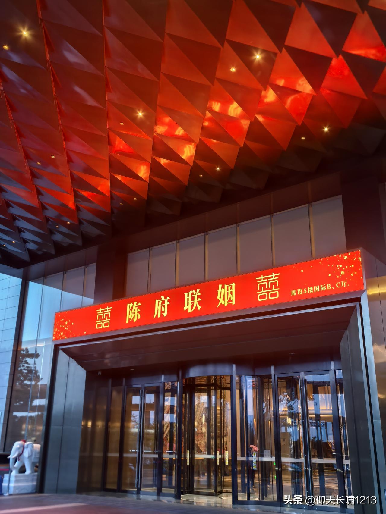 有国才有家，家国同喜庆。国庆节第一天，来泉州参加一场婚礼。
时值国庆佳节，亲朋好